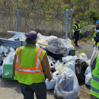 Spent the morning making a difference at Sampawams Creek with the @savethegreatsouthbay  Creek Defender clean up.  It looked so overwhelmingly littered when we arrived, but 50 volunteers made short work of the clean up efforts.  It was also nice to hear the support from community members as they drove by, often honking and waving or offering kind words of thanks and encouragement.